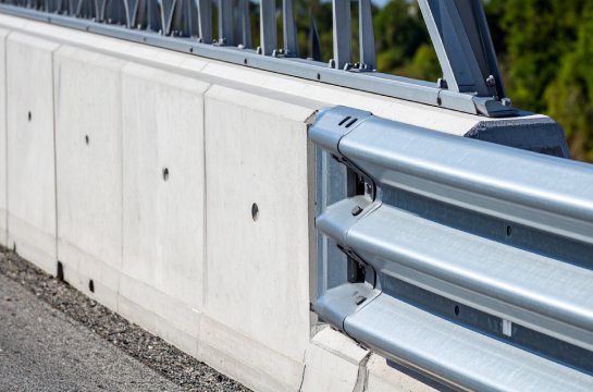 Übergang zwischen Stahlleitplnake und Betonleitwand