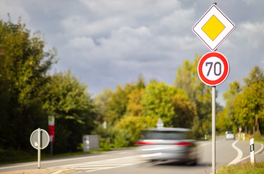 Verkehrsschild auf Landstraße