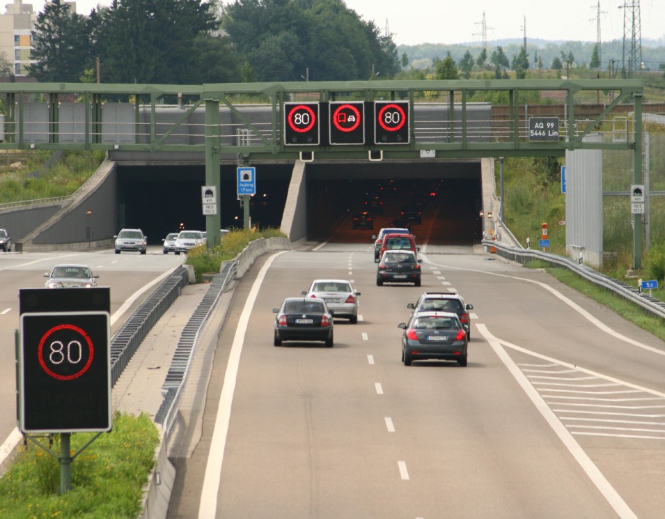 Verkehrsbeschilderung vor Autobahntunnel
