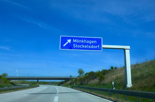 Ausfahrtsschild über Autobahn