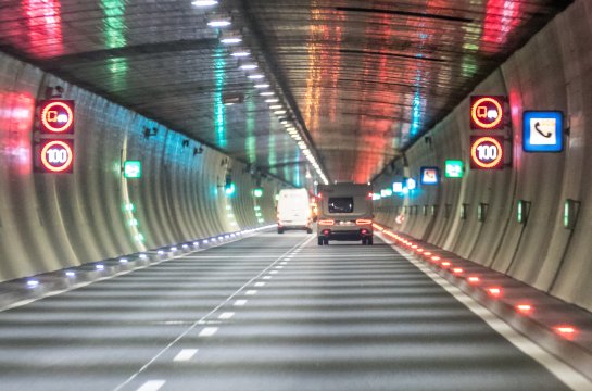 Beschilderungsanlage in Autobahntunnel