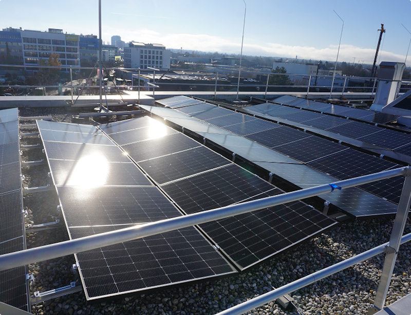 Dach der Hauptverwaltung mit Photovoltaik-Anlage