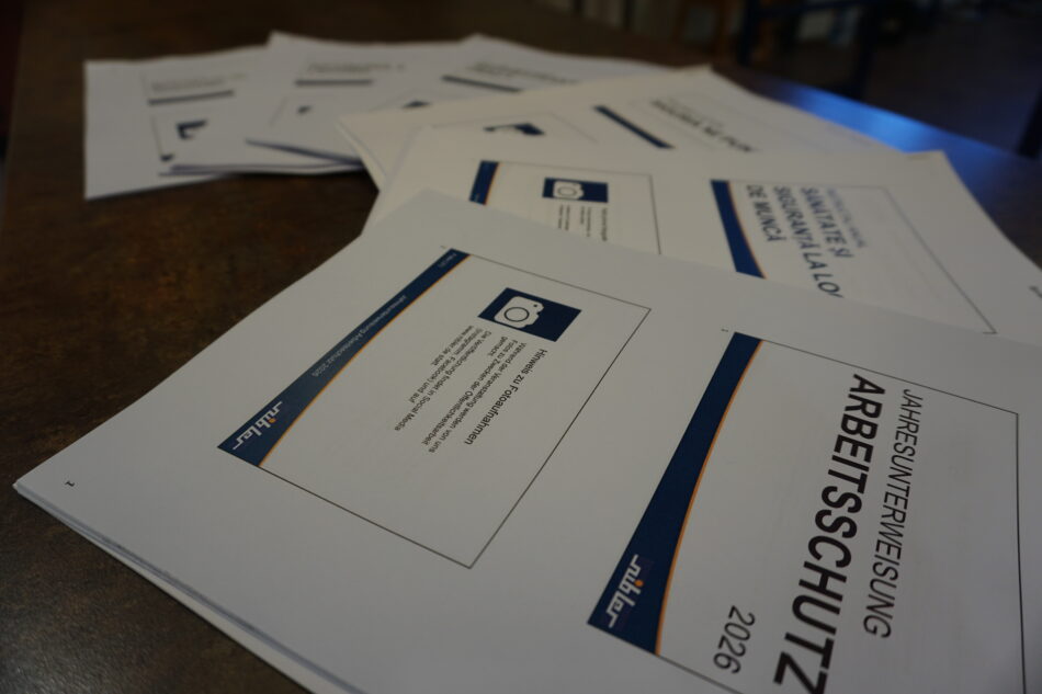 Ein Bild der ausgeteilten Handouts, die es in den Sprachen deutsch, italienisch, albanisch, kroatisch, kasachisch, rumänisch und polnisch gab.